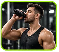 Persona bebiendo su batido de proteína ISOTOPE después de entrenar