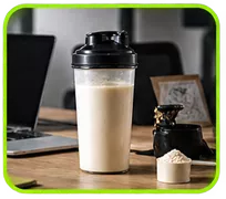 Shaker con batido de proteína ISOTOPE preparado entre comidas